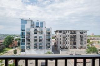 East Side 1BR NO7 with Balcony, Pool, and Gym - Milwaukee - 7