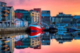 Modern CANAL VIEW Home, in City Centre, Sleeps 8 - 1