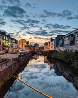 Modern CANAL VIEW Home, in City Centre, Sleeps 8 - Galway - 4