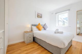 STYLISH & MODERN 6-Bed City Townhouse w/Parking - 5