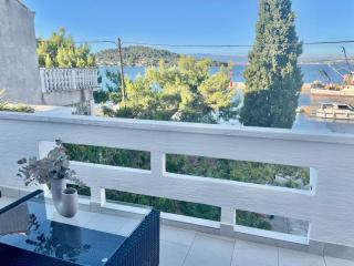 Apartman s M4 with the view - Kali - 0