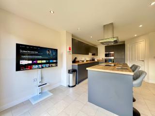 Modern 4 Bedroom Lakefront Home with 7 Beds, Private Parking, Garden and Beautiful Lake Views - 9