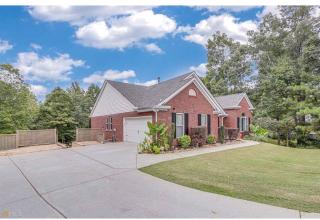 Lakeside Spacious Pool Retreat - Flowery Branch - 9
