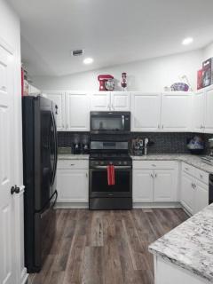 Lakeside Spacious Pool Retreat - Flowery Branch - 5