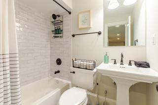 Private Garage Parking and King Bed - Walk to Metro - 7
