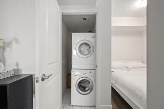 Luxury 2BDR Condo w pool, hot tub, sauna & 10m from Airport - 1
