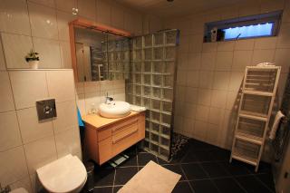 Private room on quiet street - 7