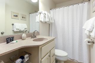 Beautiful 2 Bedroom Lakeside Condo at The Shores - Traverse City - 4