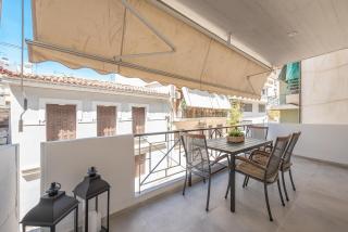 Chic 2BR Apartment with Balcony - Atene - 9