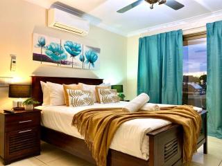 Waterfront Family House with Pool, BBQ - Gold Coast - 1