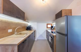 Beautiful Apartment In Cabrunici - Čabrunići - 4
