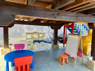 Secret Paradise, Stylish Host - 7