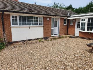 En-suite room in bungalow with parking and nearby tram and bus-stops - Beeston - 3