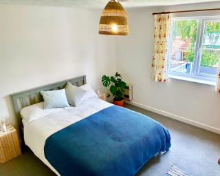 - NEW LISTING - STUNNING 2 BEDROOM LODGING 1x super king OR twin single room AND 1x double room - Exmouth - 5