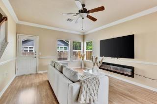 Spacious Home-Queen Suite-Game room-Movie room - Austin - 0