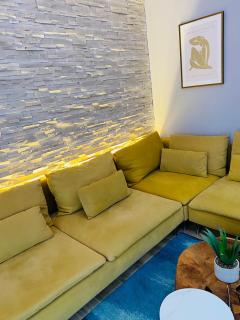 Luxurious & cozy down town home 82’ - 5