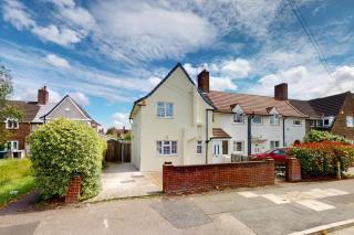 Buttercup Nest of Wimbledon - Raynes Park - 8