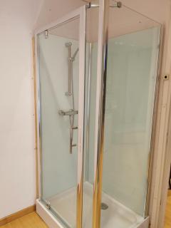 BackPackers GELIJKVLOERS-Studio-Slaapkamer-Eetkamer-Keuken 1 ruimte-badkamer en-suite - Ostend - 2