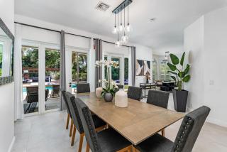 8BR Entertainers Estate w Pool Games Theater - 7