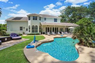 8BR Entertainers Estate w Pool Games Theater - 2