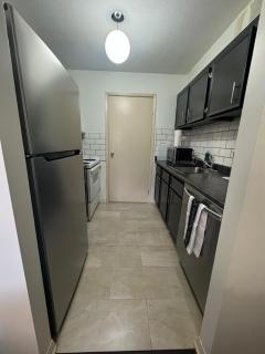 Entire Apartment Prime Downtown location Free underground Parking - 4