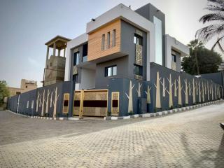 For Families only luxurious and Famous Villa - Sheikh Zayed - 0
