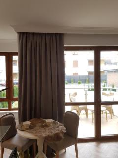 Błękitny apartament z ogródkiem i parkingiem - 2