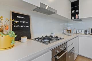 Elegant Inner-City 2-Bed with Essential Amenities - Melbourne - 3