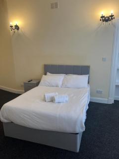 Glasgow South 2 Bedroom Apartment - 1