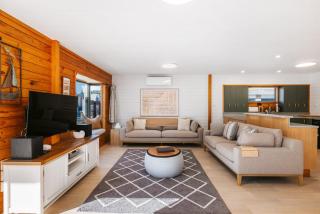 The Iconic Kiwi Bach, Full Site Downtown Mount - 2