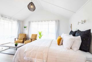 Spacious, Breezy Studio Apartment, Moments from Downtown and Beach - Mount Maunganui - 0