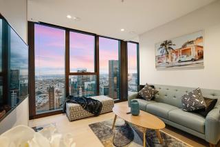 Top-Tier 2 bdrm City View Southbank Apt 47th floor - 0
