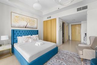 Lush studio with Pool & Dubai Water Canal Views - 6