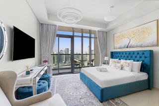 Lush studio with Pool & Dubai Water Canal Views - 0