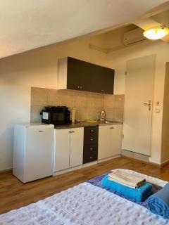 Roman Arch- low budget doublebed room in top center - 6