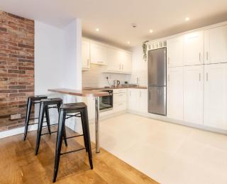 Modern CANAL VIEW Home, in City Centre, Sleeps 8 - Galway - 3