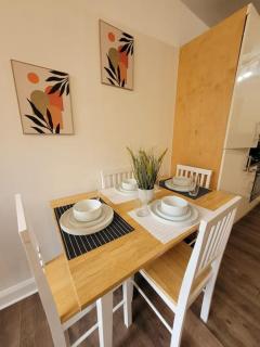 Spacious Leicester Apt with Free Parking, Sleeps 6 - 8