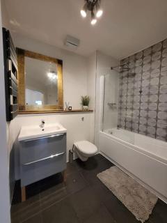 Spacious Leicester Apt with Free Parking, Sleeps 6 - Leicester - 2