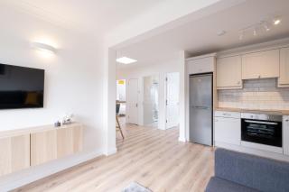 Luxury Modern PENTHOUSE, City Centre, SLEEPS 6 - Galway - 6