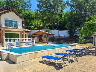 Луксозна къща Лешниците с.Младежко - 0