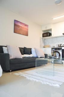 5min walk to gateway,Free parking, Free WiFi - Durban - 1