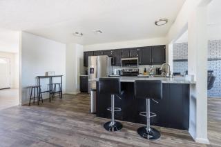 Cozy 3BR House Near Attractions & Shopping - Phoenix - 8