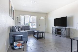 Cozy 3BR House Near Attractions & Shopping - Phoenix - 5