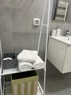 High-Rise Luxury Apartment with free parking - 6