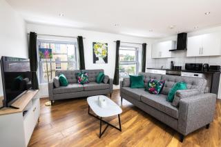 City-Center 2-Bedroom Apartment near Train Station - Dewsbury - 0