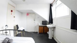 Pebbles guest house room 8 - 2