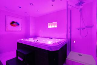 Intimate Apartment with Air Conditioner & Jacuzzi 2BR 6P Montmartre - Paris - 4