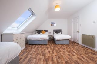 Stylish CITY Centre Townhouse, Sleeps 12 with Parking - Galway - 2