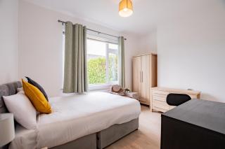 LARGE Modern House, Sleeps 17 with Parking - 3