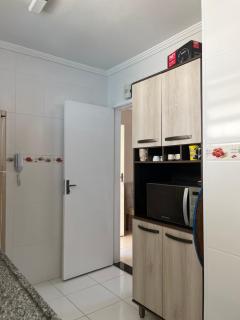 Lindo apto 3 qtos, a 350 mtrs praia da enseada com serviço de praia e portaria 24 hrs próx casa grande hotel, hipermercados, farmácias bancos - Guarujá - 6